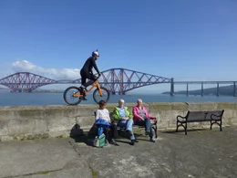 Auch die grandiose Kulisse lockt Trial-Biker Danny MacAskill zum Trainieren an den Firth of Forth.