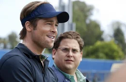 Weil seine Oakland As nur wenige finanzielle Mittel zur Verf&uuml;gung haben, greift Baseball-Manager Billy Beane (Brad Pitt, l.) zu ungew&ouml;hnlichen Ma&szlig;nahmen: Unterst&uuml;tzt von dem jungen Yale-Absolventen Peter Brand (Jonah Hill, r.) orientiert er sich bei der Zusammenstellung seiner Mannschaft allein an Computer-Statistiken ...