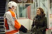 Booth (David Boreanaz) muss sein Talent als Eishockeyspieler beweisen. Brennan (Emily Deschanel) freut sich &uuml;ber diese abwechslungsreiche Unterhaltung w&auml;hrend der Ermittlungen.