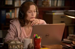 Patience Portefeux (Isabelle Huppert) arbeitet als Polizeidolmetscherin.