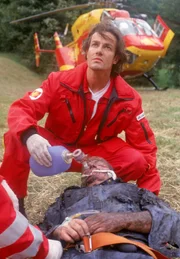 Egon (Thomas Declaude, liegend) wird von Mark Harland (Urs Remond) erstversorgt. Egon (Thomas Declaude, liegend) wird von Mark Harland (Urs Remond) erstversorgt.