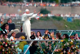 Papstbesuch, K&ouml;lner Lichter, 80er Jahre Party auf dem Rhein &ndash; so unterschiedlich die Events, die wei&szlig;en Schiffe der K&ouml;ln D&uuml;sseldorfer Rheinschiffahrt waren dabei. Am 11. Juni feiert die KD ihren 200. Geburtstag. - Der damalige Papst Benedikt XVI. gr&uuml;&szlig;t von einem Schiff auf dem Rhein die Besucher des Weltjugendtages am Ufer in K&ouml;ln. (Archivfoto, 18.8.2005, K&ouml;ln)