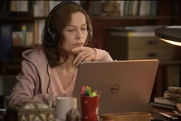 Patience Portefeux (Isabelle Huppert) arbeitet als Polizeidolmetscherin.