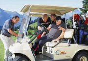 Emil Scheidegger (Klaus Wildbolz, rechts) hat das Zeitliche gesegnet und seine Freunde Fritz (Walter Hess), Dieter (G&uuml;nther Maria Halmer, 2. von links) und Bruno (Herbert Leiser, links) wollen ihn gem&auml;&szlig; seinem letzten Willen auf dem Golfplatz beerdigen.