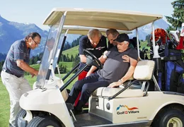 Emil Scheidegger (Klaus Wildbolz, rechts) hat das Zeitliche gesegnet und seine Freunde Fritz (Walter Hess), Dieter (G&uuml;nther Maria Halmer, 2. von links) und Bruno (Herbert Leiser, links) wollen ihn gem&auml;&szlig; seinem letzten Willen auf dem Golfplatz beerdigen.