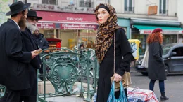 Patience Portefeux (Isabelle Huppert) w&auml;hlt eine besondere Verkleidung.