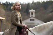 Schon bald erweist sich Serena (Jennifer Lawrence) ihrem Mann als ebenb&uuml;rtig: Sie kontrolliert die Arbeiter der Holzhandlung, verwaltet die Finanzen des Unternehmens und entwickelt neue und lukrative Gesch&auml;ftsstrategien ...