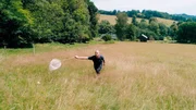 Insektenforscher Prof. Stefan Brunzel beim Einfangen von Schmetterlingen Insektenforscher Prof. Stefan Brunzel beim Einfangen von Schmetterlingen