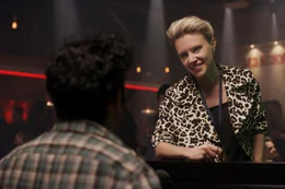Jack Malik (Himesh Patel), Debra Hammer (Kate McKinnon)  Die Verwendung des sendungsbezogenen Materials ist nur mit dem Hinweis und Verlinkung auf RTL+ gestattet.