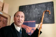 Trainer Hugo Meisl (Christian Strasser) erkl&auml;rt die Spieltaktik.