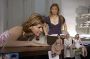 Lisa (Mira Bartuschek, l.) bekommt himmlischen Besuch von den drei Engeln namens (v.l.n.r.:) Wally (Nina Vorbrodt), Asmodeus (Dominique Horwitz) und Raphaela (Maren Scheel), die ihr auf liebenswert-chaotische Weise helfen, ihr Leben wieder in den Griff zu bekommen. Nicki (Britta Horn, hinten) ist irritiert, als sie ihre Freundin mit dem Schreibtisch sprechen sieht, denn die Engel sind nur f&uuml;r Lisa sichtbar.
