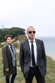 Christensen (Barbara Auer) und Kessler (Heino Ferch) stehen an den Klippen Christensen (Barbara Auer) und Kessler (Heino Ferch) stehen an den Klippen