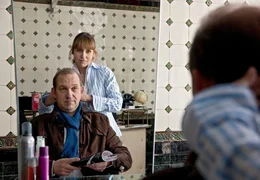 Eigentlich will Robert (Peter Heinrich Brix) sich von der Friseurin Rita (Anica Dobra) nur die Haare schneiden lassen &ndash; aber dann wird viel mehr daraus&hellip;