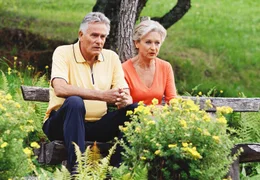 Emil Scheidegger (Klaus Wildbolz) und seine Frau Ingrid (Heidi Maria Gl&ouml;ssner) haben sich offenbar nichts mehr zu sagen.