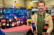 Ob Coca-Cola, Pepsi oder Sinalco: Kaum ein anderes Getränk hat einen derartigen Kultstatus wie die Cola. Daniel Aßmann entschlüsselt den Erfolg hinter dieser Beliebtheit und nimmt die Preiszusammensetzung genau unter die Lupe. Ob Coca-Cola, Pepsi oder Sinalco: Kaum ein anderes Getränk hat einen derartigen Kultstatus wie die Cola. Daniel Aßmann entschlüsselt den Erfolg hinter dieser Beliebtheit und nimmt die Preiszusammensetzung genau unter die Lupe.