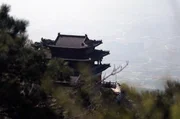 Zwischen 1957 und 2010 reiste der Fotograf Marc Riboud mindestens 20 Mal durch China, um die politischen Umw&auml;lzungen im Land mit seiner Kamera festzuhalten.