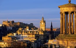 Vom Calton Hill hat man einen grandiosen Blick &uuml;ber Edinburghs Altstadt.