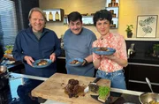 Wie man Kaffee nicht nur in der Tasse oder im Dessert sondern sogar im Hauptgang genie&szlig;en kann, zeigt Bj&ouml;rn Freitag (l.) gemeinsam mit seinen G&auml;sten Theresa Knipschild (r.) und Andr&eacute;s Maraia (M.)
