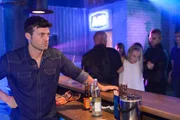 Als Julia (Jenny Bach) sich volltrunken im Club danebenbenimmt und von den Türstehern (Komparsen) nach draußen befördert wird, reagiert Ben (Jörg Rohde, l.) nicht auf ihre Rufe - er hat erkannt, dass es keinen Sinn mehr hat, weiter um sie zu kämpfen. Als Julia (Jenny Bach) sich volltrunken im Club danebenbenimmt und von den Türstehern (Komparsen) nach draußen befördert wird, reagiert Ben (Jörg Rohde, l.) nicht auf ihre Rufe - er hat erkannt, dass es keinen Sinn mehr hat, weiter um sie zu kämpfen.