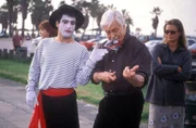 Tod (David Ackert, l.); Dr. Mark Sloan (Dick Van Dyke, r.) Tod (David Ackert, l.); Dr. Mark Sloan (Dick Van Dyke, r.)