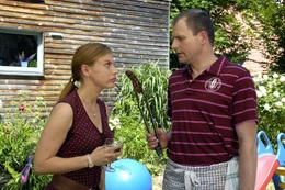 Lisas beste Freundin Nicki (Britta Horn, l.) ist mit Bernd (Thomas Limpinsel, r.) verheiratet und ihre Liebe scheint im Alltag auf der Strecke geblieben zu sein.