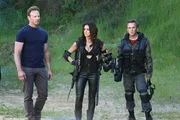 L - R: Ian Ziering als Fin, Cassie Scerbo als Nova Clarke, Frankie Muniz als Lucas Stevens L - R: Ian Ziering als Fin, Cassie Scerbo als Nova Clarke, Frankie Muniz als Lucas Stevens
