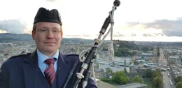 Der Deutsche Nils Michael spielt den Dudelsack auf Weltniveau.