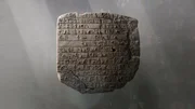 Bei der Ausgrabung der untergegangenen Stadt Knossos entdecken die Arch&auml;ologen Tontafelfragmente, versehen mit geheimnisvollen Symbolen.