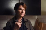 Christensen (Barbara Auer) zu Besuch bei ihrer Freundin Silke Broder. Sie weiß nicht, was sie tun soll. Christensen (Barbara Auer) zu Besuch bei ihrer Freundin Silke Broder. Sie weiß nicht, was sie tun soll.
