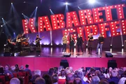 Christoph Fritz (m.), Nadja Maleh (4.v.r.), Lukas Resetarits (3.v.r.), Martina Schwarzmann (2.v.r.), Klaus Eckel (r.) und Die Kabarettgipfel Band. Christoph Fritz (m.), Nadja Maleh (4.v.r.), Lukas Resetarits (3.v.r.), Martina Schwarzmann (2.v.r.), Klaus Eckel (r.) und Die Kabarettgipfel Band.