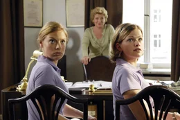 Soeben hat Frau Dr. Westphal (Peggy Lukac, M.) Lisa (Mira Bartuschek, r.) und Nicki (Britta Horn, l.) mitgeteilt, dass ab sofort ihr Neffe Dr. Luka Schneider die Arztpraxis &uuml;bernimmt und ihr neuer Chef wird.