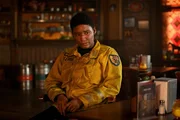 Station 42 crew sch&uuml;tzt Edgewater vor einem extrem seltenen und gef&auml;hrlichen Feuer-Tornado; abgebildet: Jules Latimer als Eve Edwards.