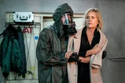 Ina Zimmermann (Melanie Marschke, r.) wird schon wieder von dem Mann mit der Gasmaske (Martin Lindow) festgehalten. Was hat er mit Ina vor? Ina Zimmermann (Melanie Marschke, r.) wird schon wieder von dem Mann mit der Gasmaske (Martin Lindow) festgehalten. Was hat er mit Ina vor?