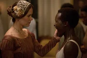 Die sch&ouml;ne und einst so lebensfrohe Sklavin Patsey (Lupita Nyong'o, r.) erz&uuml;rnt die Frau ihres Sklaventreibers, Mary Epps (Sarah Paulson, l.), weil sie das Interesse des sadistischen Edwin Epps geweckt hat. Nicht nur wird sie von diesem immer und immer wieder auf brutalste Art vergewaltigt, auch ist Patsey genau deswegen auch der Grausamkeiten seiner Frau ausgesetzt ...