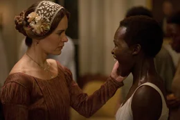 Die sch&ouml;ne und einst so lebensfrohe Sklavin Patsey (Lupita Nyong'o, r.) erz&uuml;rnt die Frau ihres Sklaventreibers, Mary Epps (Sarah Paulson, l.), weil sie das Interesse des sadistischen Edwin Epps geweckt hat. Nicht nur wird sie von diesem immer und immer wieder auf brutalste Art vergewaltigt, auch ist Patsey genau deswegen auch der Grausamkeiten seiner Frau ausgesetzt ...