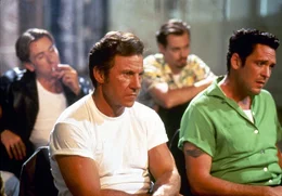 Die Reservoir Dogs werden von ihrem Boss Joe Cabot auf den Raub&uuml;berfall vorbereitet. Alle erhalten Decknamen, die sie nicht begeistern. Die M&auml;nner m&uuml;ssen sich mit den Namen Mr. White (Harvey Keitel, l.), Mr. Blonde (Michael Madsen, r.), Mr. Orange (Tim Roth, hinten l.) und Mr. Pink (Steve Buscerni, hinten r.) anfreunden.