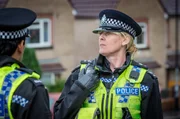 Zur&uuml;ck im Berufsalltag macht Catherine (Sarah Lancashire, re.) direkt eine grausige Entdeckung: Tommys Mutter wurde erw&uuml;rgt. Da auf dem Anrufbeantworter der Toten Drohnachrichten von Catherine gefunden wurden, ger&auml;t sie selbst unter Verdacht.