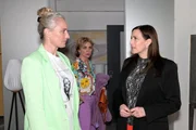 Yvonne (Gisa Zach, M.) bekommt mit, dass Katrin (Ulrike Frank, r.) ihr etwas &uuml;bel nimmt. Links Maren (Eva Mona Rodekirchen)