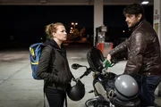 Olga (Birgit Minichmayr) und Dengler (Ronald Zehrfeld) sind mit dem Motorrad auf dem Weg zu einem Bauernhof, dem vermeintlichen Aufenthaltsort von Jakob.