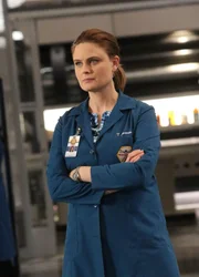 Das Jeffersonian-Team wird Thema der beliebten Fernsehsendung "Amerika im Profil". Die Arbeit von Brennan (Emily Deschanel), Booth und Co. wird f&uuml;r die n&auml;chste Zeit von einer Kamera dokumentiert werden, was schnell f&uuml;r einige Unstimmigkeiten im Team f&uuml;hrt...