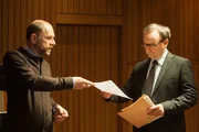 Schneiderhahn (G&ouml;tz Schubert), Dr. M&uuml;ller (Rainer Bock).
