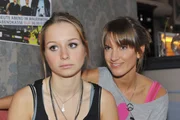 Tanja (Senta-Sofia Delliponti, li.) und Pia (Isabell Horn) sehen auf einem Video, dass Zac musikalisch einiges drauf hat. Dabei überlegt Tanja berechnend, ob sie sich Zacs Können zunutze machen könnte... Tanja (Senta-Sofia Delliponti, li.) und Pia (Isabell Horn) sehen auf einem Video, dass Zac musikalisch einiges drauf hat. Dabei überlegt Tanja berechnend, ob sie sich Zacs Können zunutze machen könnte...