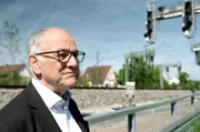 Der Bahnexperte Hans Leister an der Baustelle vom Digitalen Bahnknoten von Stuttgart 21. Das hier nur für kurze Zeit neue Signale aufgestellt wurden ärgert ihn. Der Bahnexperte Hans Leister an der Baustelle vom Digitalen Bahnknoten von Stuttgart 21. Das hier nur für kurze Zeit neue Signale aufgestellt wurden ärgert ihn.