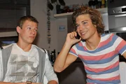 Vince (Vincent Krüger, li.) beobachtet Zac (Jascha Rust), der alle Hebel in Bewegung setzt, um seinen Schwarm Tanja zu beeindrucken. Vince (Vincent Krüger, li.) beobachtet Zac (Jascha Rust), der alle Hebel in Bewegung setzt, um seinen Schwarm Tanja zu beeindrucken.