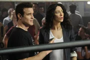 Pete Lattimer (Eddie McClintock, l.); Myka Bering (Joanne Kelly, r.)