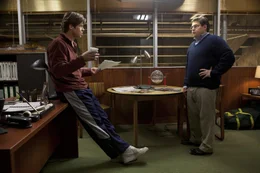 Als Billy Beane (Brad Pitt, l.) den Yale-Absolventen Peter Brand (Jonah Hill, r.), der Wirtschaft studiert hat und mittels Statistiken analysiert, welcher Spieler mehr Potenzial besitzen, als er derzeit auf dem Markt des Profisports wert ist, kennenlernt, stellt er ihn allen Widerst&auml;nden zum Trotz ein und hofft, mit dieser "Geheimformel" das Baseballspiel zu revolutionieren ...