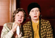 L-R: Ella (Bibiane Zeller), Klara (Liebgart Schwarz).