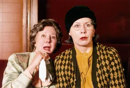 L-R: Ella (Bibiane Zeller), Klara (Liebgart Schwarz).