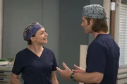 Dr. Amelia Shepherd (Caterina Scorsone, l.); Dr. Atticus Lincoln (Chris Carmack, r.)