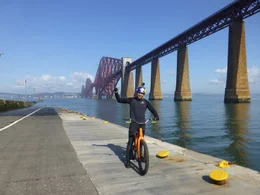 Die Molen unterhalb  sind ideales Trainingsterrain f&uuml;r YouTube-Star Danny MacAskill.